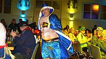 Zur Eröffnung des Zunftballs läuft Zunftmeister Dirk Friese mit dem olympischen Feuer in die Festhalle ein.