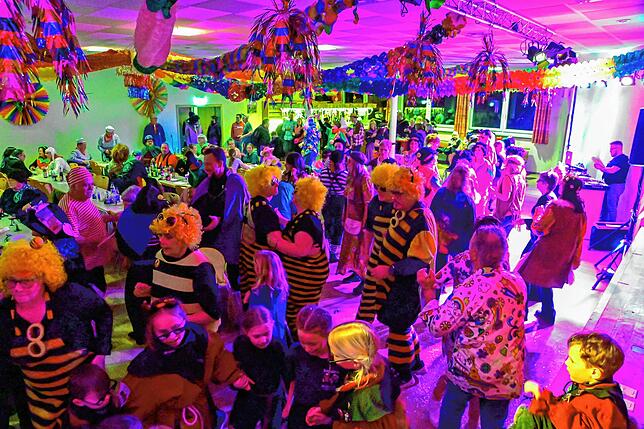 Bild 1: Schmodoball 2025 in St. Georgen: So spektakulär war das Event im Goldenen Auerhahn – Bilder hier!