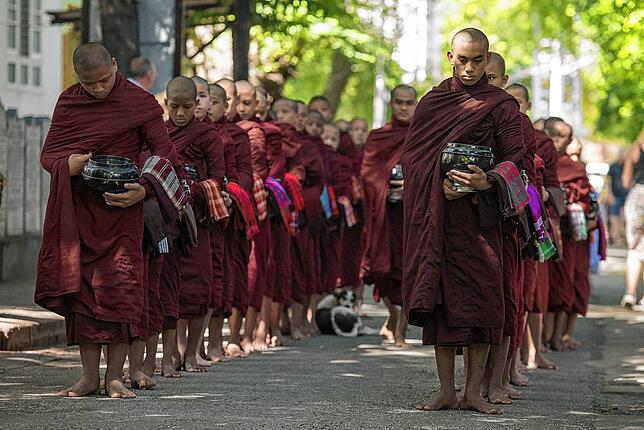 Die Aufnahme von Novizen in ein Buddhisten-Kloster. Klaus Haberstroh durfte an der Feier teilnehmen.