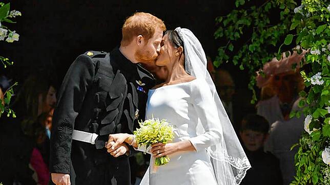 Prinz Harry küsst seine Frau Meghan nach der Trauung in der St.-Georgs-Kapelle.