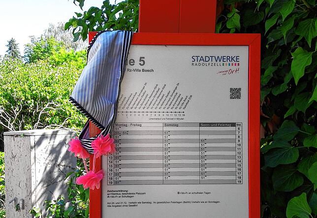 Ein Bikini-Unterteil hängt an der Stadtbushaltestelle Villa Bosch: Überbleibsel des Partyvolks auf der Mettnau?