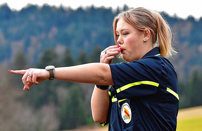 Da geht‘s lang: Aber die 14-jährige Realschülerin Selina Ebner vom SV Todtmoos weiß sich als junge Schiedsrichterin durchzusetzen ...