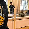 Der 32-jährige Angeklagte sitzt mit Handschellen im Gerichtssaal auf der Anklagebank. Das Foto entstand während des Prozessauftakts am ...
