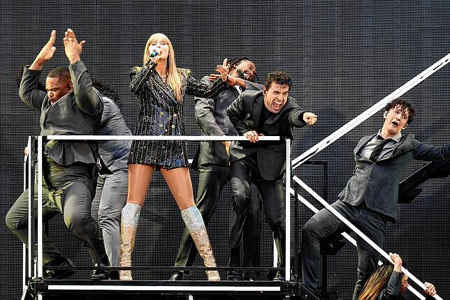 Bei ihrem ersten Konzert im Wembley-Stadion in London, spielt die Künstlerin vor ausverkauftem Haus. Laut einer Untersuchung des ...