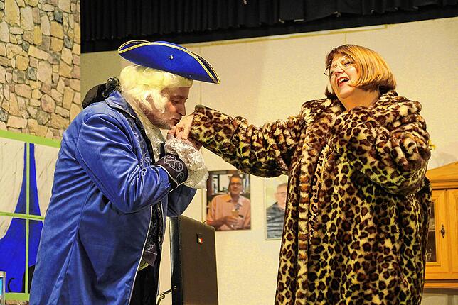 „Wie erklär‘ ich mir die Zartheit Ihrer Hände?“ Ralf Boring ist als Giacoma Casanova (Andi Lang) nicht mehr wiederzuerkennen. Nicht ...