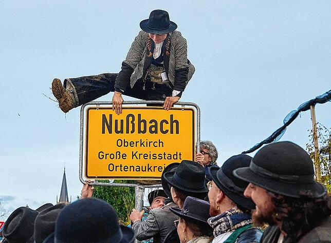 Jede Walz beginnt mit dem ersten Schritt. Dabei wird über das Ortsschild geklettert, das nun drei Jahre nicht mehr angesteuert werden ...