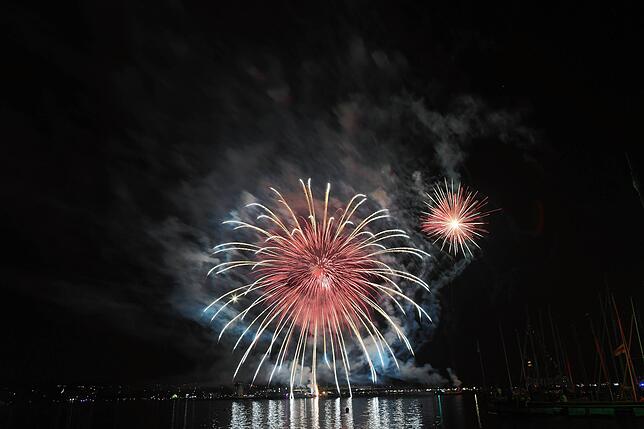 Bild 8: Es knallt beim Seenachtfest 2025! Das Feuerwerk über dem Bodensee lädt zum Staunen ein