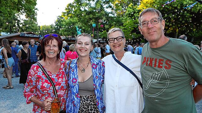 Bild 12: Beim Stadtgartenfest treffen sich die Konstanzer. Alle Fotos vom ersten Abend