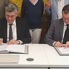 Landrat Martin Kistler (links) und Christian Schneider, Geschäftsführer der Vamed Deutschland Holding GmbH aus Berlin, unterzeichnen den ...