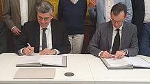 Landrat Martin Kistler (links) und Christian Schneider, Geschäftsführer der Vamed Deutschland Holding GmbH aus Berlin, unterzeichnen den ...