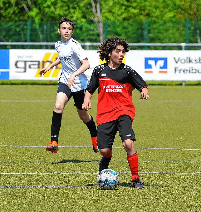 Der SSC Donaueschingen (in rotem Trikot) behielt wie in dieser Szene nicht nur den Ball am Fuß, sondern den Überblick.