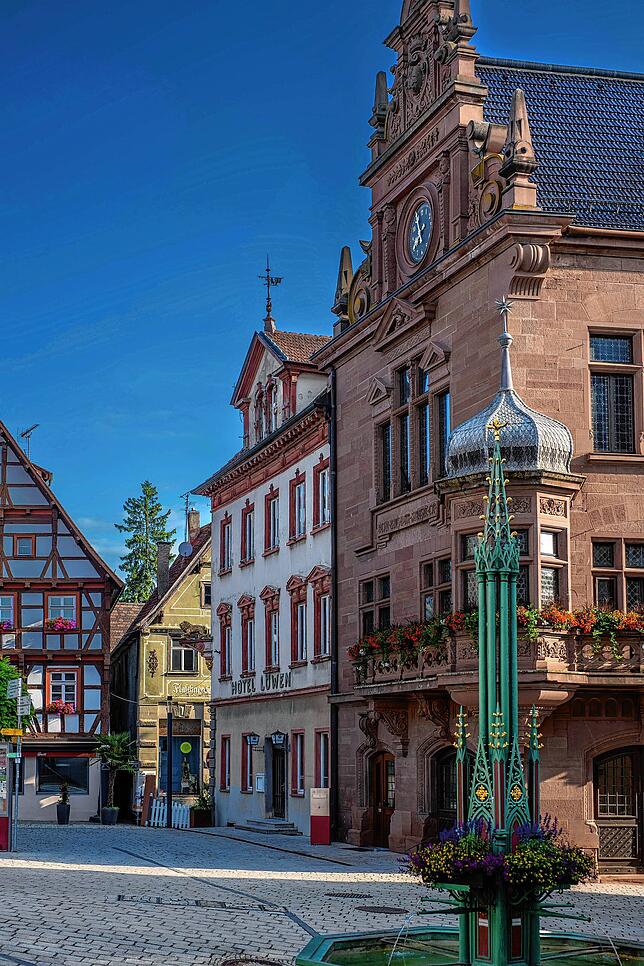 Blick vom Marktbrückle auf das Rathaus.