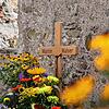 Ein Kreuz auf dem Grab von Martin Walser, der am 31. Juli in Wasserburg am Bodensee beigesetzt worden ist.