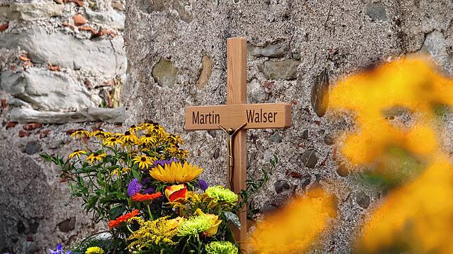 Ein Kreuz auf dem Grab von Martin Walser, der am 31. Juli in Wasserburg am Bodensee beigesetzt worden ist.
