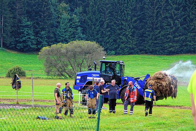 Bild 34: Scheune brennt: Bilder vom Großeinsatz der Feuerwehr in Bernau-Goldbach