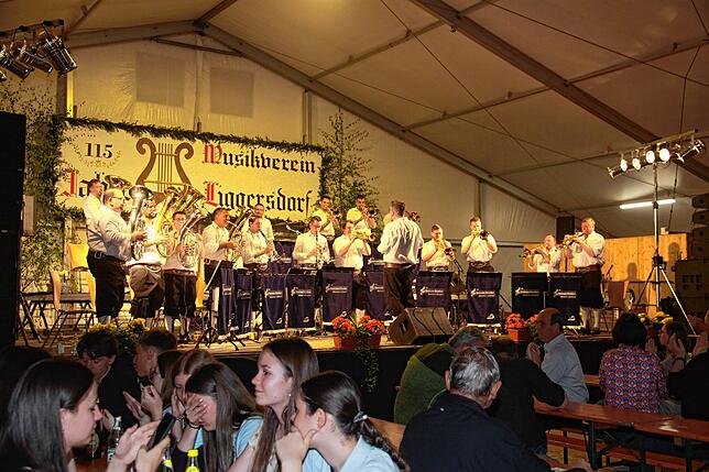 Bild 10: Bilder vom Stellen des Maibaums und Blasmusikabend zum Start des Liggersdorfer Maifestes