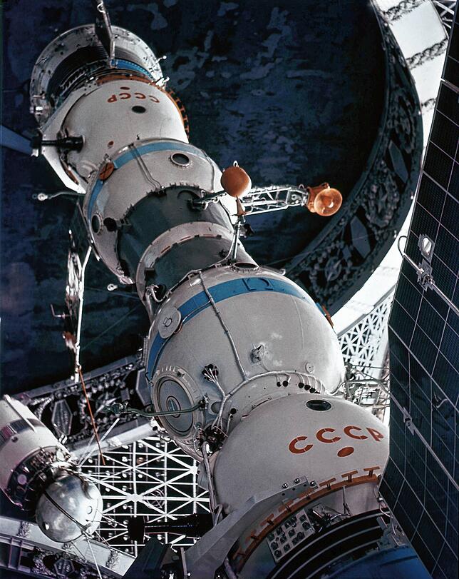 Raumfahrt UdSSR - Raumstation Saljut ARCHIV - 1971, Sowjetunion: Die sowjetische Weltraumstation Saljut in der Montagehalle. Die erste Raumstation Saljut 1 wurde am ...