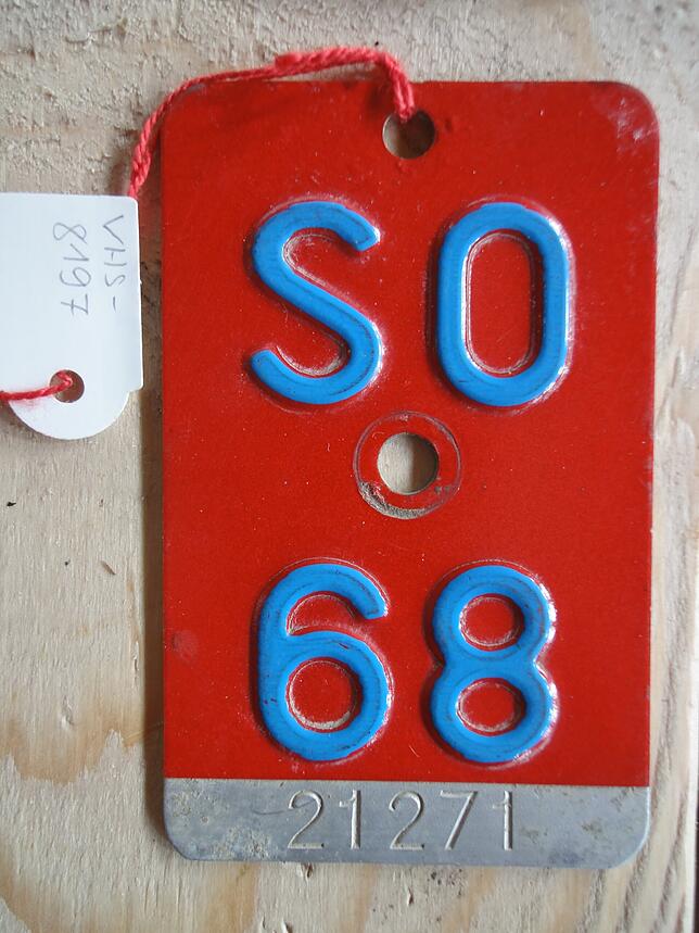 Bis 1989/90 bestand das Fahrradkennzeichen aus einer Aluminiumplakette mit roter Grundfarbe. Auf ihr waren das Geltungsjahr (hier 1968), ...