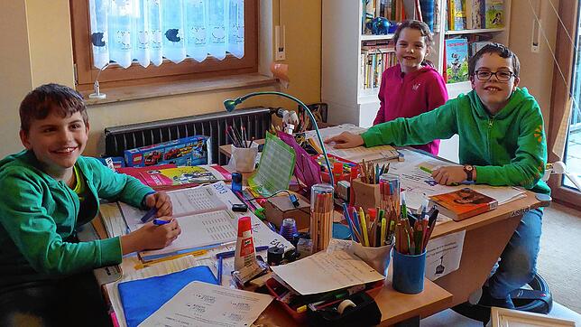 Julian, Matilda und Marius Pittermann haben sich an den Unterricht zuhause gewöhnt. Auch wenn sie die Schule und ihre Freunde vermissen, ...