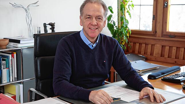Johannes Moser vor seinem letzten Wahlkampf in dem Büro, in dem er seit 1996 die Geschicke Engens leitet. Zum Abschied gibt es viel Lob ...