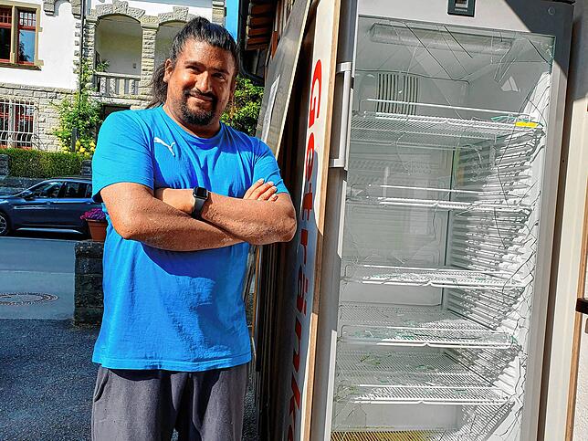 Minigolf-Betreiber Tony Hefler vor dem kaputten Kühlschrank.