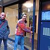 Hussein al-Hassan, 30 Jahre (rechts im Bild) stammt aus Syrien und lebt jetzt in Konstanz. Die Stadt hat ihm eine Ein-Zimmer-Wohnung in ...