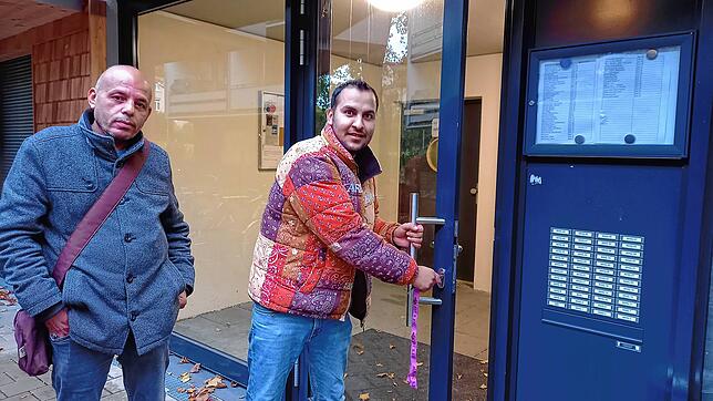 Hussein al-Hassan, 30 Jahre (rechts im Bild) stammt aus Syrien und lebt jetzt in Konstanz. Die Stadt hat ihm eine Ein-Zimmer-Wohnung in ...