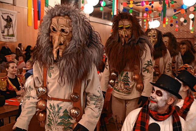 Bild 13: Motto des Zunftballs: Ob Zirkus, Rummel, Freizeitpark &ndash; Jeder kann kommen wie er mag!