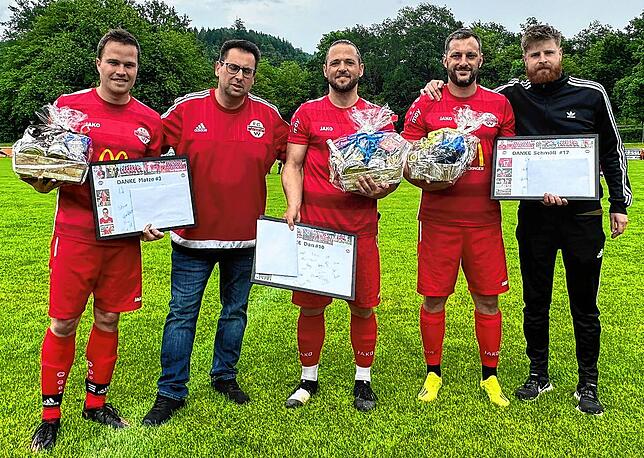 Geballte Erfahrung: Vorsitzender Andreas Weber (Zweiter von links) und Spielführer Marco Weimann (rechts) verabschiedeten beim FC ...