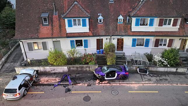Heftiger Unfall bei Pratteln im Kanton Basel-Landschaft: Beide Fahrer, ein Mann (41) und eine Frau (60), kommen schwer verletzt ins Spital.