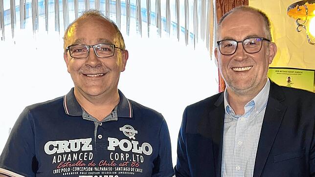 Andreas Beck (li.) erhält von Maik Lehn die Ehrenmedaille der Gemeinde. Foto: Neusch