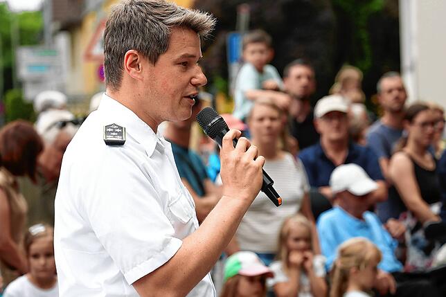 Feuerwehrkommandant Tobias Oechsle erklärt das Geschehen für die Zuschauer.