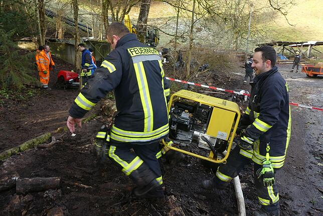 Auch am dritten Tag Schufterei bleiben die Feuerwehrleute gut drauf.