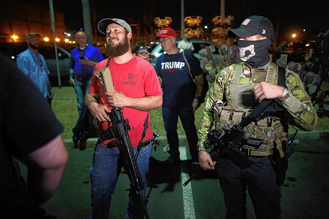 In Phoenix marschieren sogar bewaffnete Trump-Anhänger vor dem Büro des Bezirksschreibers von Maricopa County, wo die Stimmen für die ...