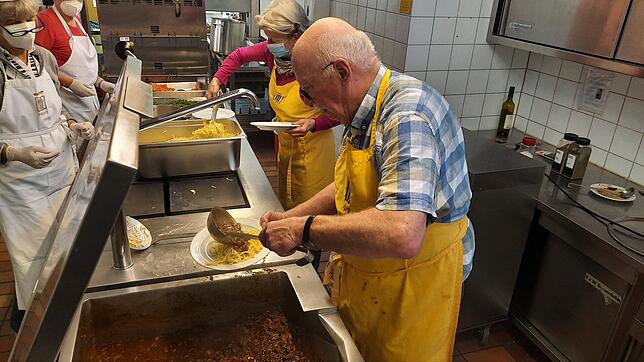 Koch Albrecht Fauser gibt das Gulasch aus.