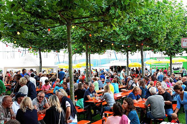 (Archivbild) Ob Blätter- oder Zeltdach: Beim Staader Hafenfest auf dem William-Graf Platz gibt es immer genügend Sonnen- und Regenschutz.
