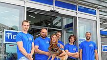 Das Zoo-Riedle-Team vor dem neuen Geschäft in der Reichenaustraße 34, direkt neben Media Markt. Fotos: Jürgen Rössler