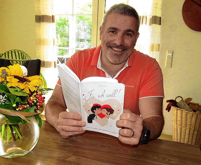 Zwischen 50 und 60 Stunden bringt Andreas Lutsch für die Vorbereitung einer Zeremonie auf. Neben Gesprächen mit dem Brautpaar steckt er ...