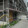 Hier hakts: Die Tiefgaragenzufahrt am neuen Medzentrum passt nicht zum Gehweg.  Bild: Martin Himmelheber