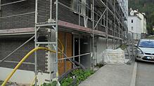 Hier hakts: Die Tiefgaragenzufahrt am neuen Medzentrum passt nicht zum Gehweg.  Bild: Martin Himmelheber