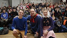 Das diesjährige Hemdglonkerpaar Michael Gottzmann und Vivianne Spannbauer zusammen mit Zunftmeister Stephan Glunk und den jungen ...