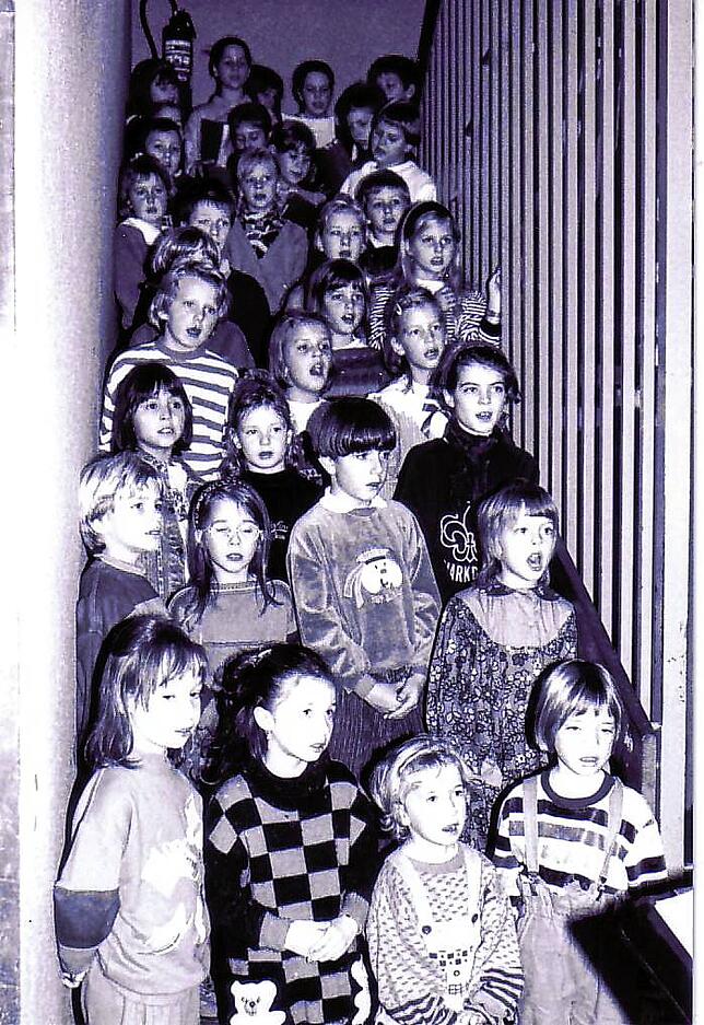 Der Kinderchor bei einem Auftritt in der Gründungsphase.