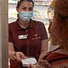 In der Engel-Apotheke in Waldshut übergibt Berivan Güler kostenlose FFP2-Masken an eine Kundin.
