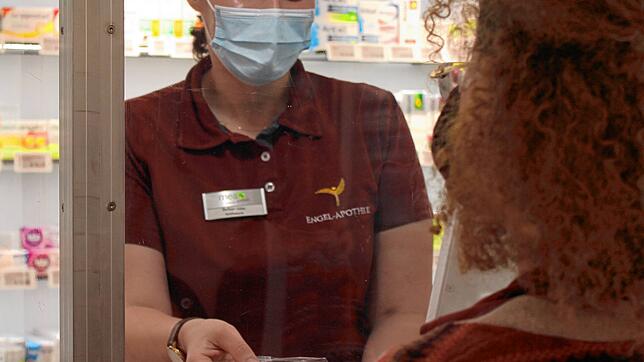 In der Engel-Apotheke in Waldshut übergibt Berivan Güler kostenlose FFP2-Masken an eine Kundin.