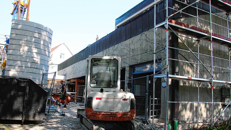 Die Christuskirche ist eine Baustelle. Der Eingang vorne rechts soll entfernt und zum Stuhllager umfunktioniert werden.