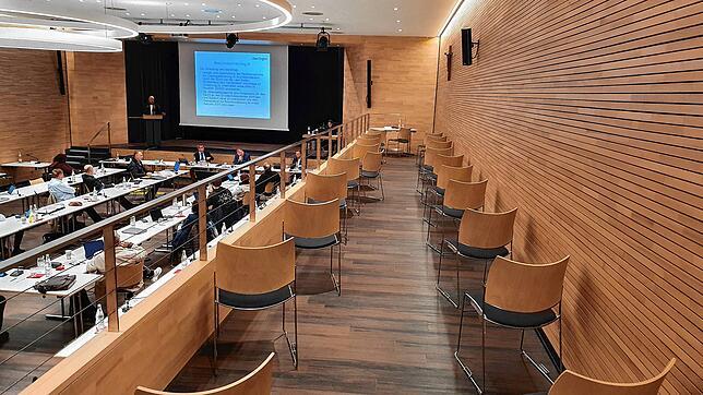 Die Luft ist raus, die Zuhörerplätze leer: Gemeinderatssitzung am Mittwoch im Pfarrzentrum.