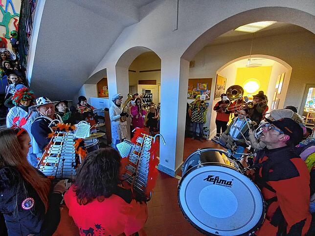 Die Guggenmusiker bei der Befreiung der Grundschule in Erzingen.
