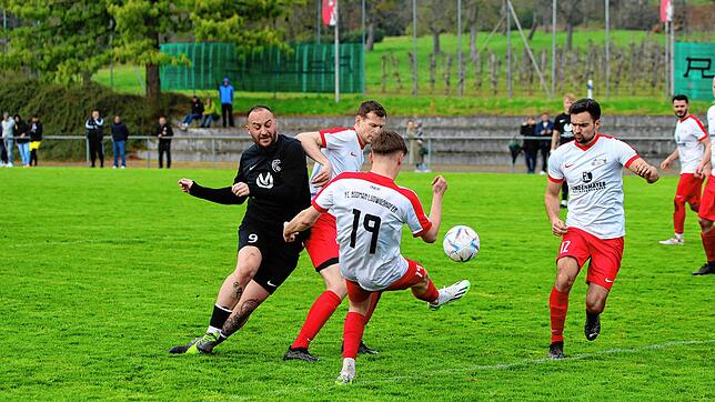 Robin Naschwitz (schwarzes Trikot) erzielte das Tor zum 1:0-Erfolg über den FC Bodman-Ludwigshafen (Philip Löffler, Nr 19, und Jonas Merk).
