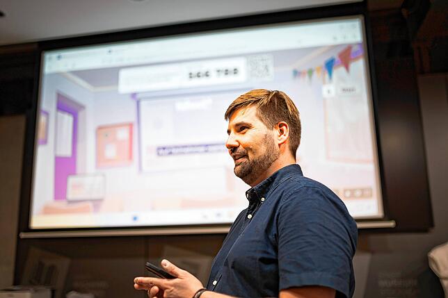 Museumsleiter Julian Windmöller bietet eine Kuratorenführung durch die Ausstellung an.