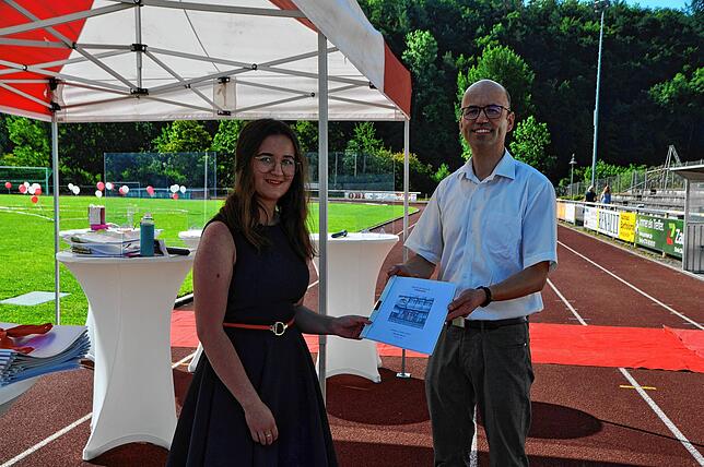 Die Schulbeste Sarah Senn mit der Traumnote von 1,0 erhält vom Schulleiter Hans-Martin Bratzel ihr Zeugnis.